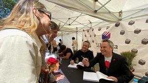 Los hermanos Javier y Sergio Torres dedican un libro durante la diada de Sant Jordi, este jueves en Barcelona.