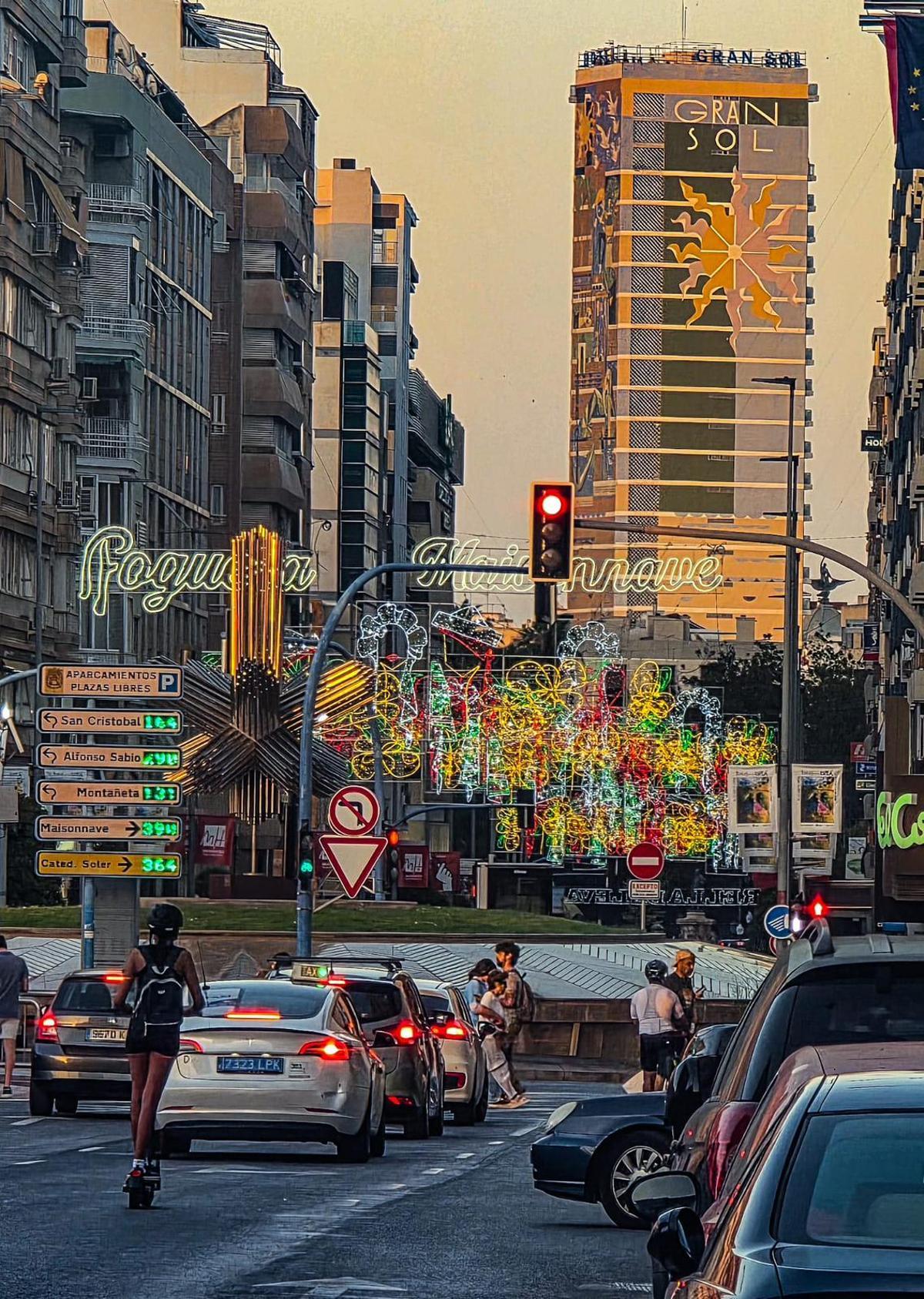 Iluminación foguerera en la avenida Maisonnave de Alicante.
