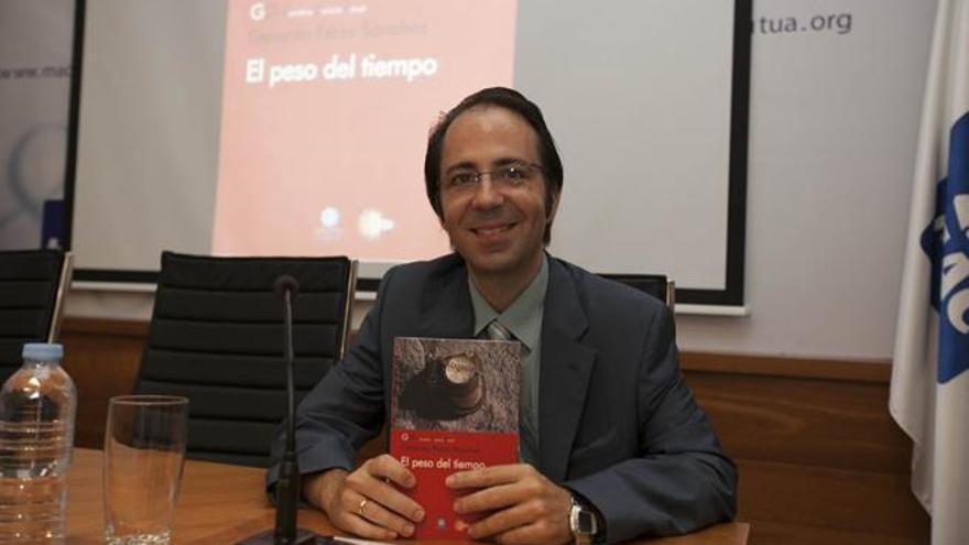 Gerardo Pérez Sánchez con su primera novela.  | la opinión de tenerife