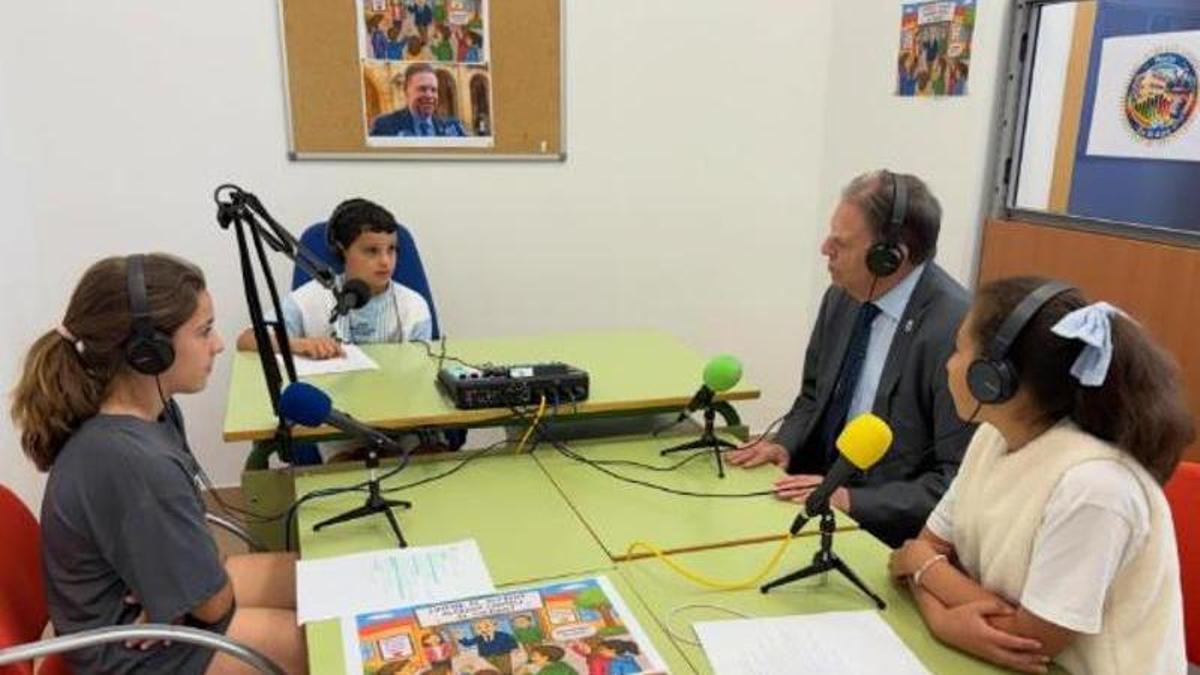 Los alumnos del colegio entrevistando a Alfredo Canteli en el estudio de Radio Poeta