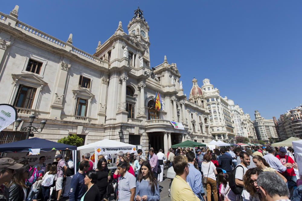 Trobada d'Escoles en Valencià en la plaza del Ayuntamiento