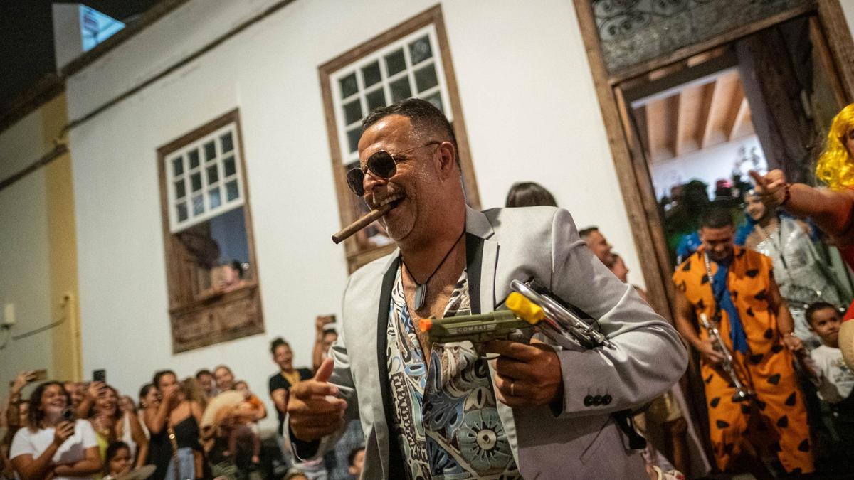 Diablos Locos inauguró el último viernes de agosto los ensayos de cara al Carnaval 2026. En la foto, Goiko, uno de los componentes más carismáticos y divertidos de los 'trónicos'.