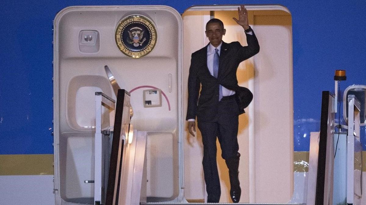 Barack Obama desciende del Air Force One a su llegada a Londres.