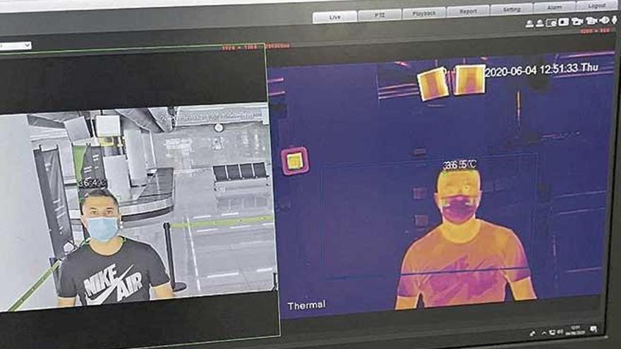 Una de las cámaras termográficas que funcionan en el aeropuerto desde la semana pasada.