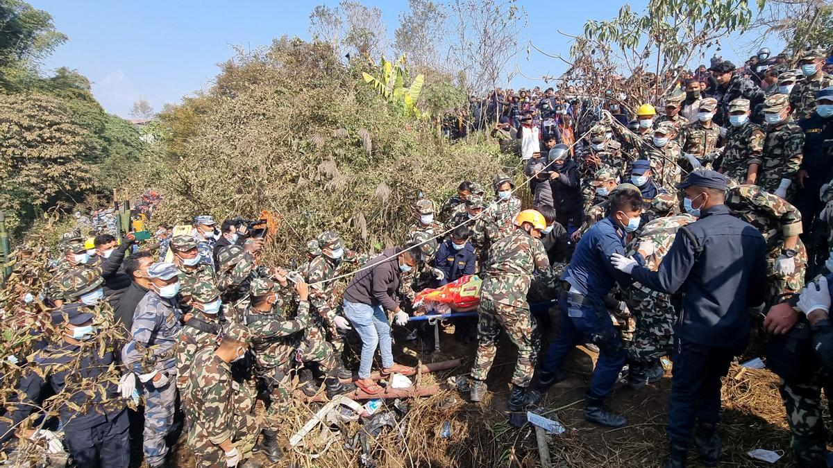 Al menos 68 muertos localizados tras el accidente aéreo con 72 pasajeros en Nepal