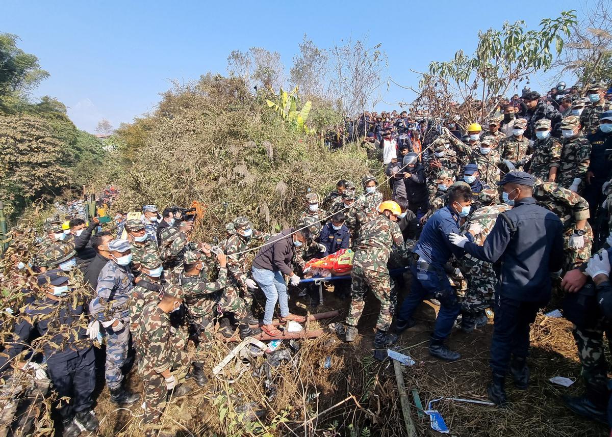 Almenys 68 morts a l’estavellar-se un avió al Nepal