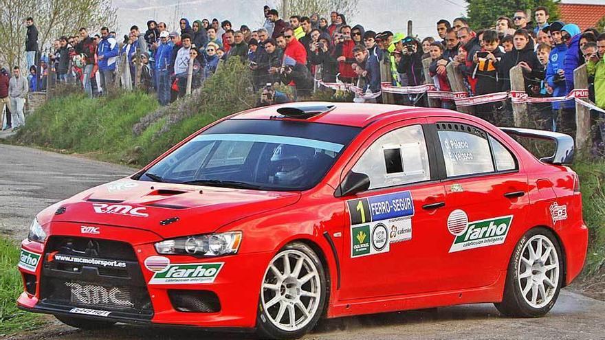 Óscar Palacio, líder del Regional, con su Lancer Evo X R4.