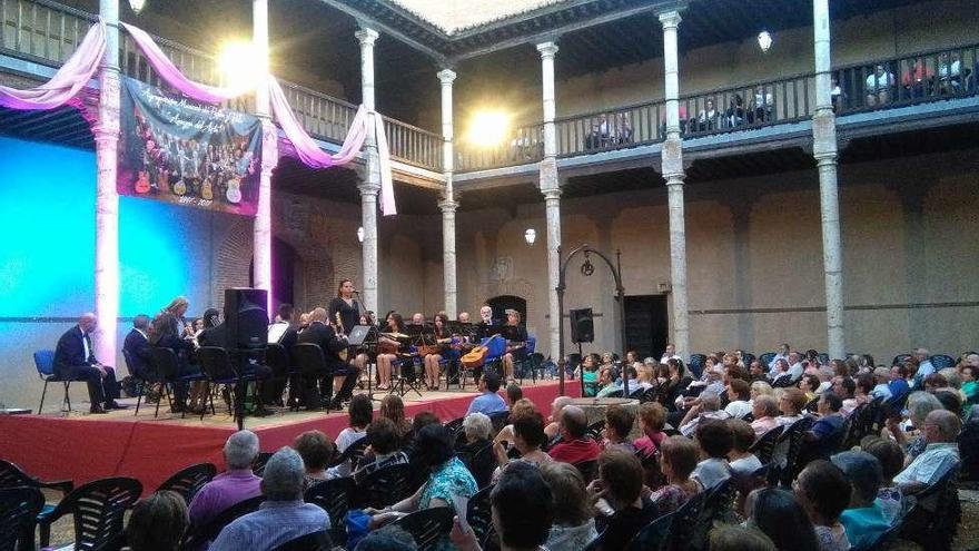 La Rondalla ofrece un emotivo concierto por su 70 aniversario en la antesala de las fiestas