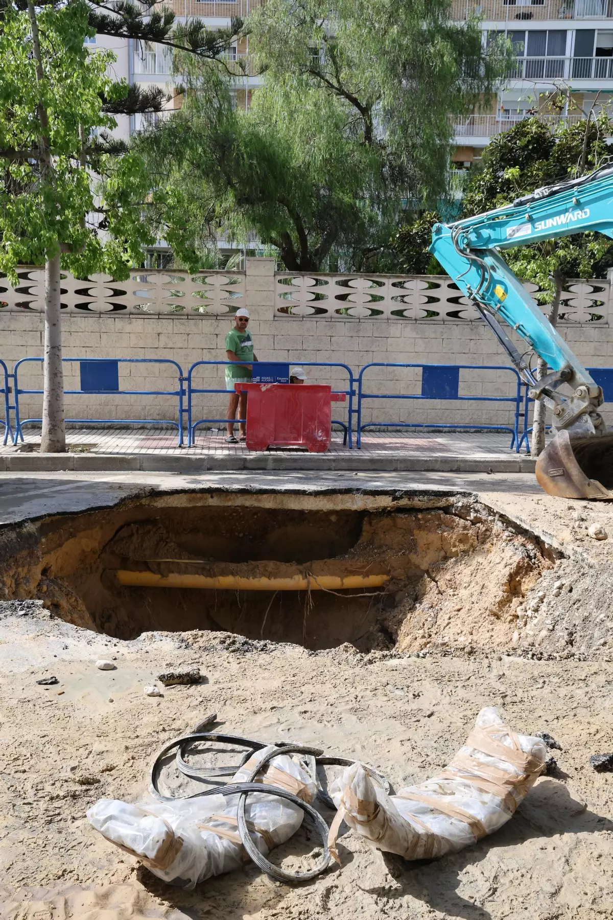 Reparada "con dificultades" una fuga de aguas residuales en Playa de San Juan: "Era casi como un tsunami"