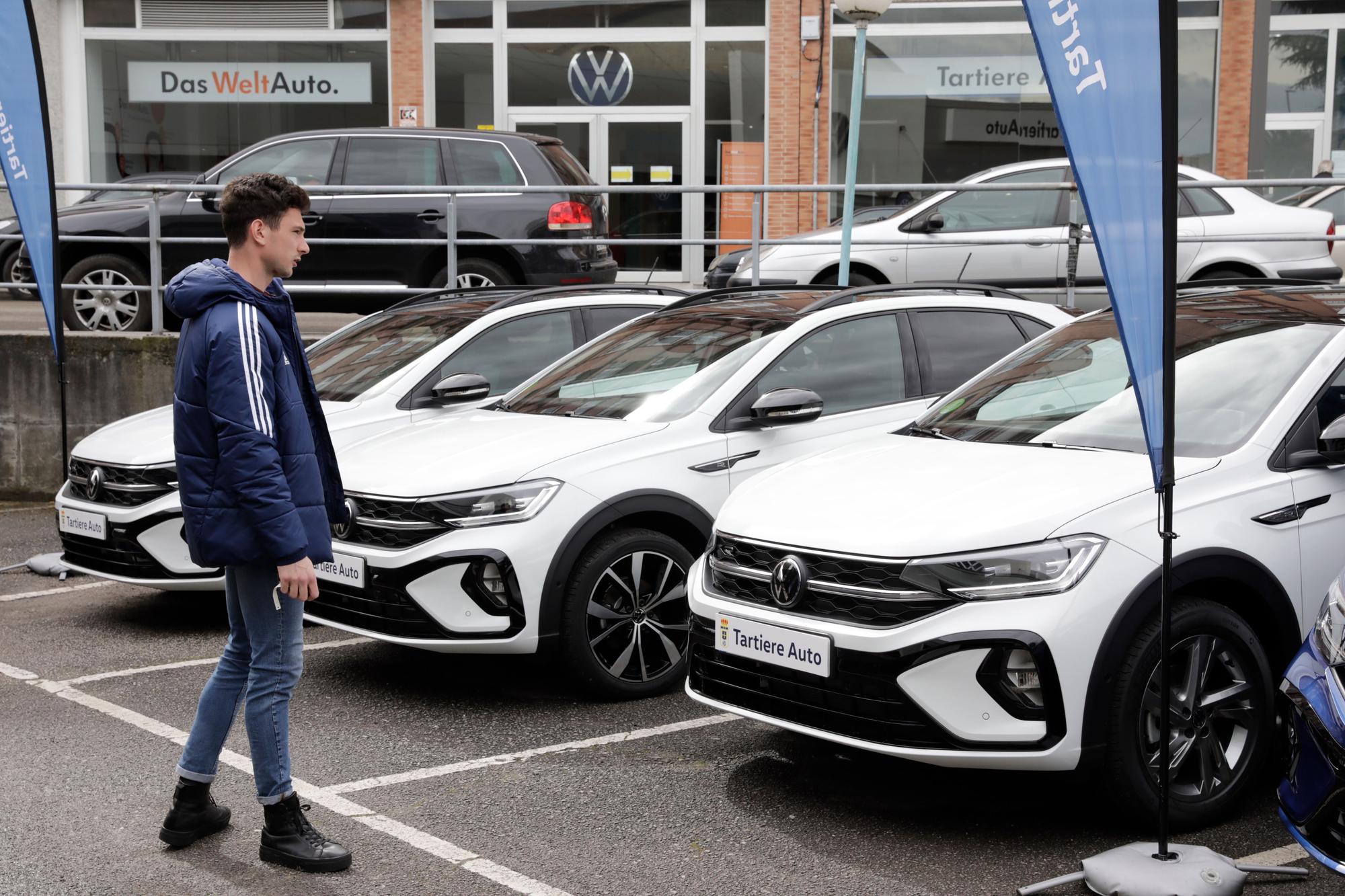 EN IMÁGENES: los jugadores del Oviedo recogen sus coches