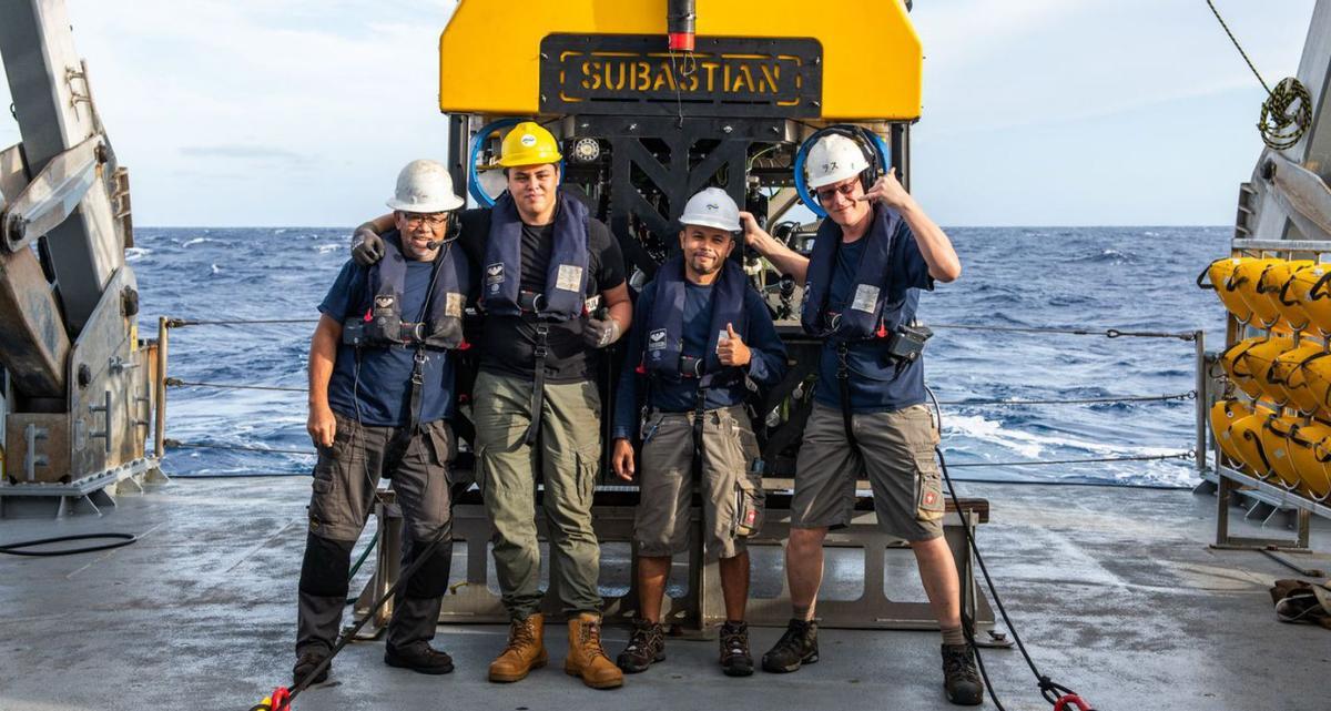 Parte del equipo delSchmidt Ocean Institute, a bordo del barco con el ROV “Subastian”.   | // SCHMIDT OCEAN