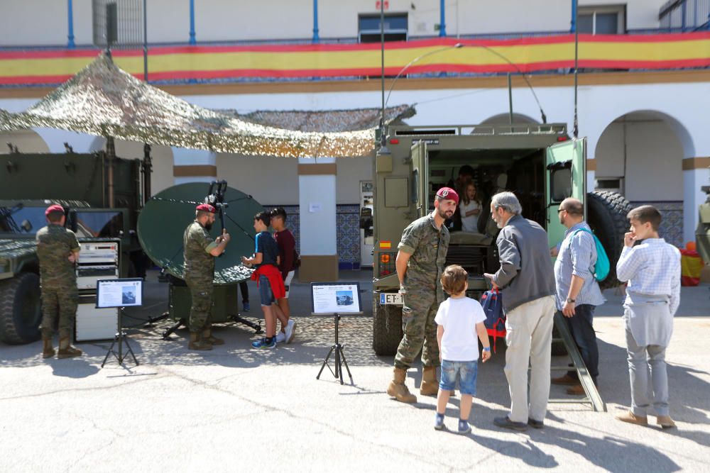 Exhibición de vehículos en el cuartel de San Juan de Ribera