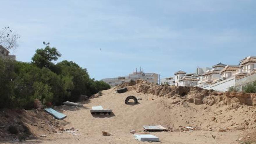 Las playas de Torrevieja se regenerarán con 20.000 m3 de arena que taponan un barranco