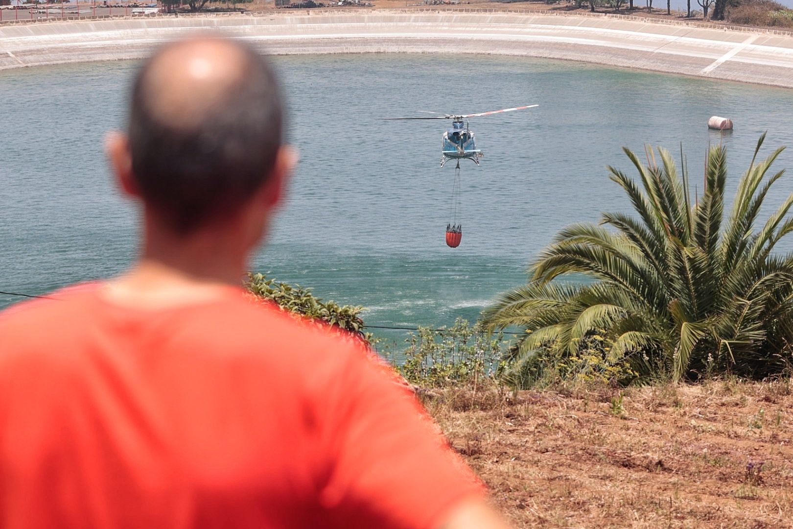 Recarga del helicóptero que lucha contra el incendio de Tenerife en una balsa de Los Realejos