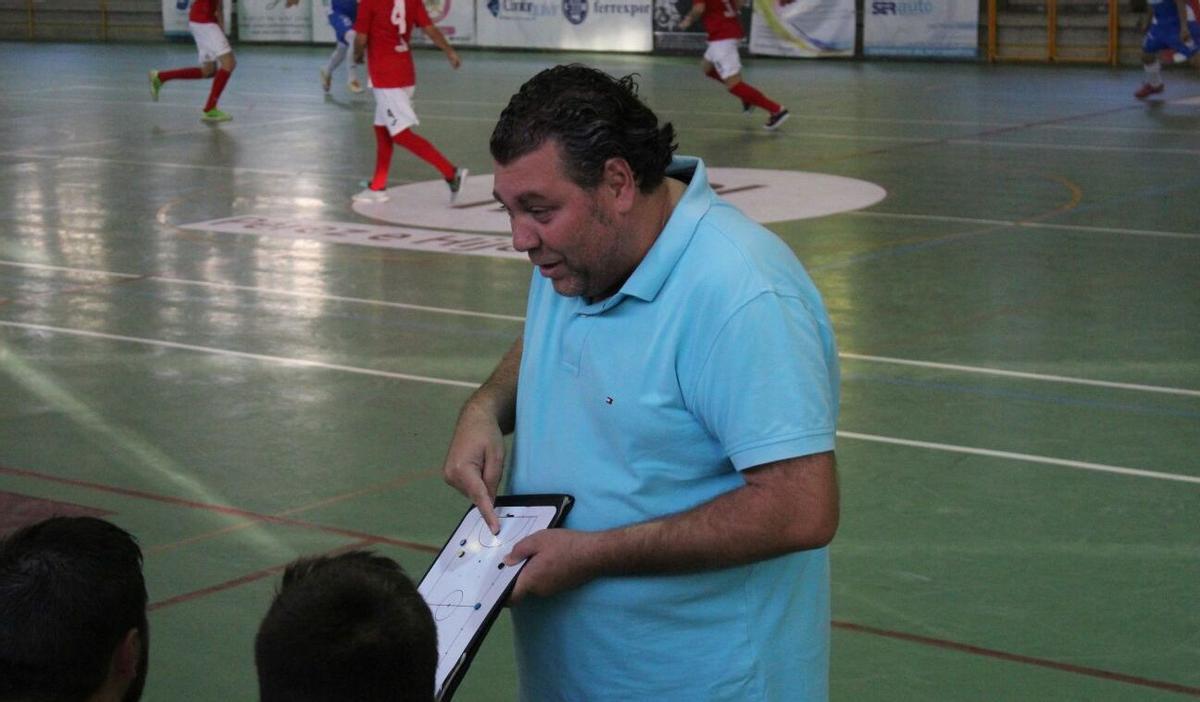 Rafa García da instrucciones durante un encuentro.
