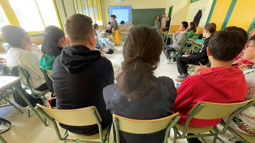 Charla contra el acoso escolar impartida en el IES de Mos.  | // D.P.