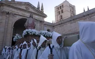 El coro y la imagen de Luz y Vida participan en la misa de Tercera Caída