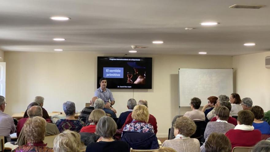 El autor, durante la charla.