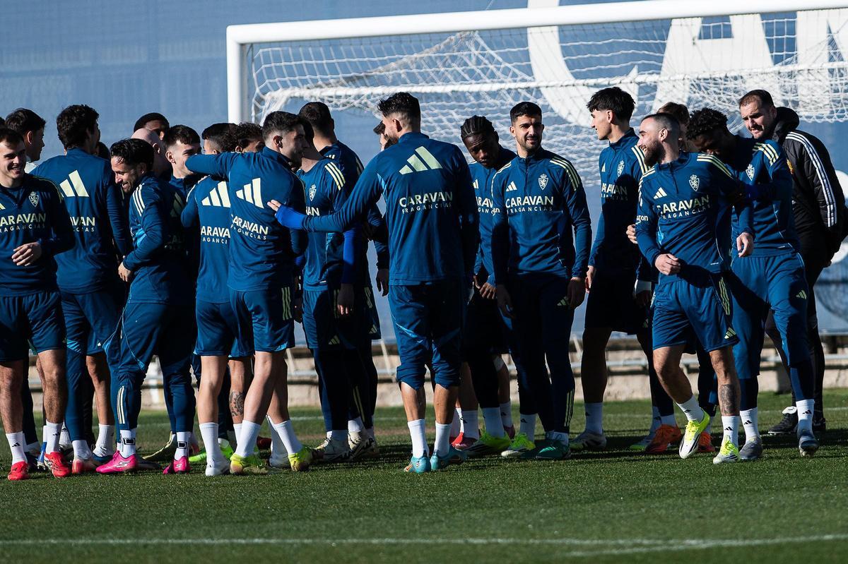 Rober González sale del 'túnel de bienvenida' en su primer día de zaragocista.