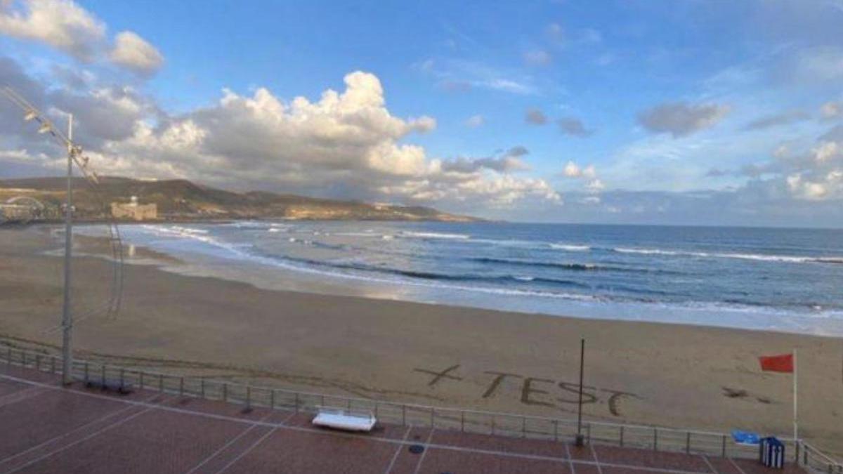 &#039;Más test&#039;, el mensaje en la playa de Las Canteras