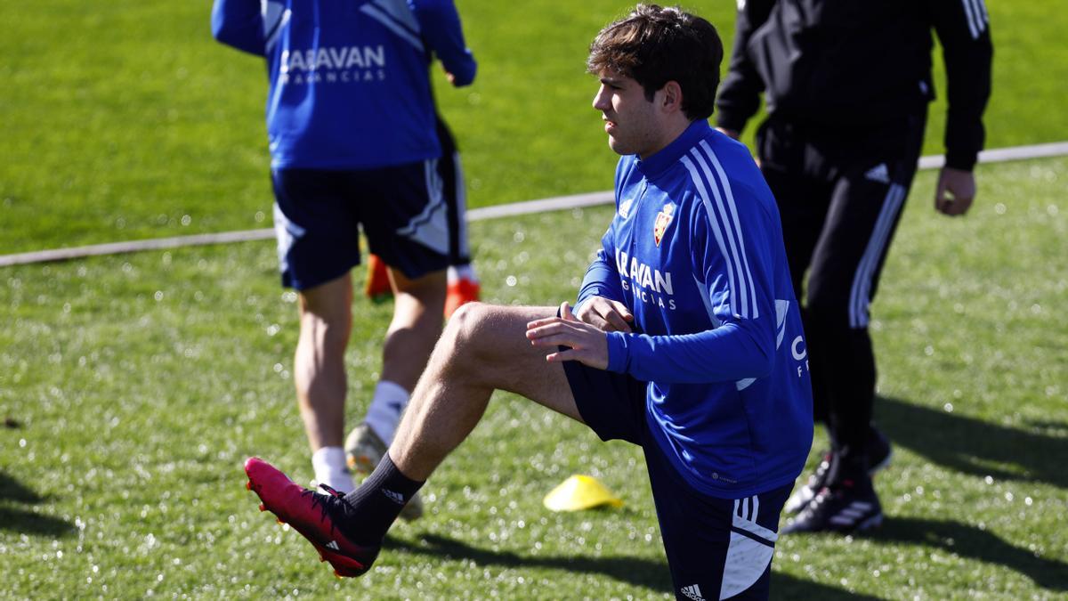 Iván Azón realiza un ejercicio al comienzo de un entrenamiento con el Real Zaragoza.