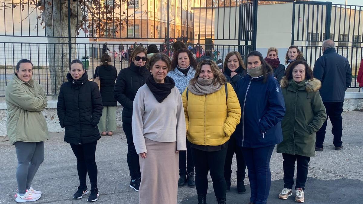 Irene Ruiz, coordinadora de IU, junto a varias madres de alumnos del colegio Joaquín Artigas de Alcolea, que está sin portero..