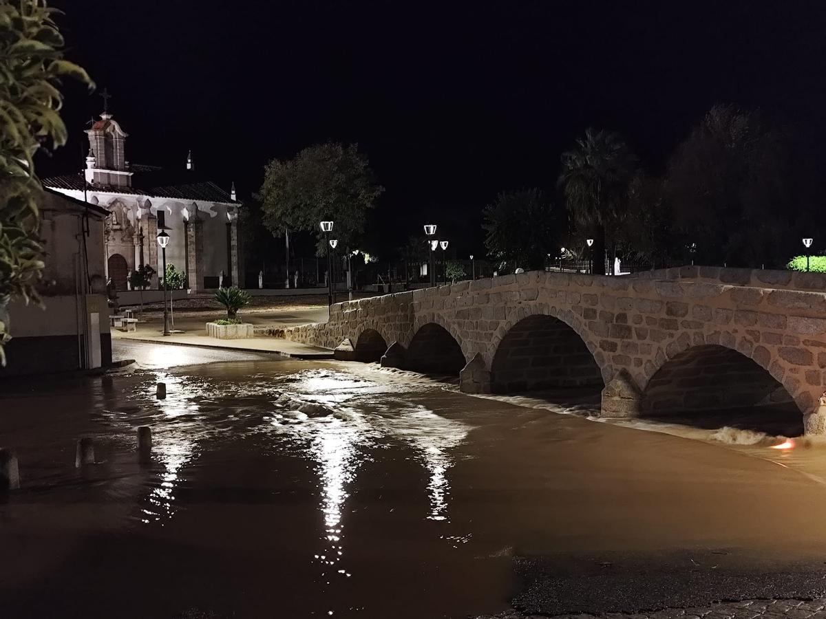 El arroyo Milano a su paso porDos Torres durante la tarde-noche del sábado.