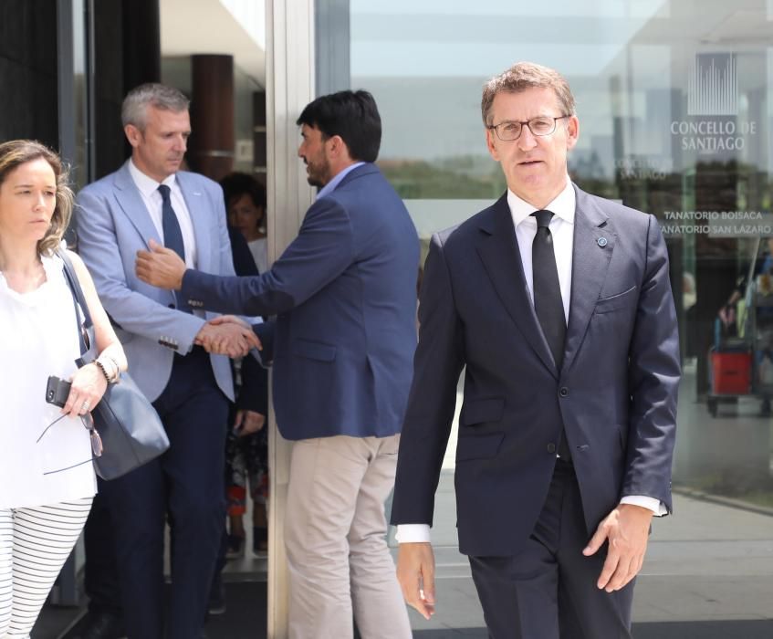 Alfonso Rueda, Pedro Puy y Miguel Tellado, algunos de los que acompañan al presidente de la Xunta en el tanatorio de Boisaca para dar el pésame a los familiares de Albor.