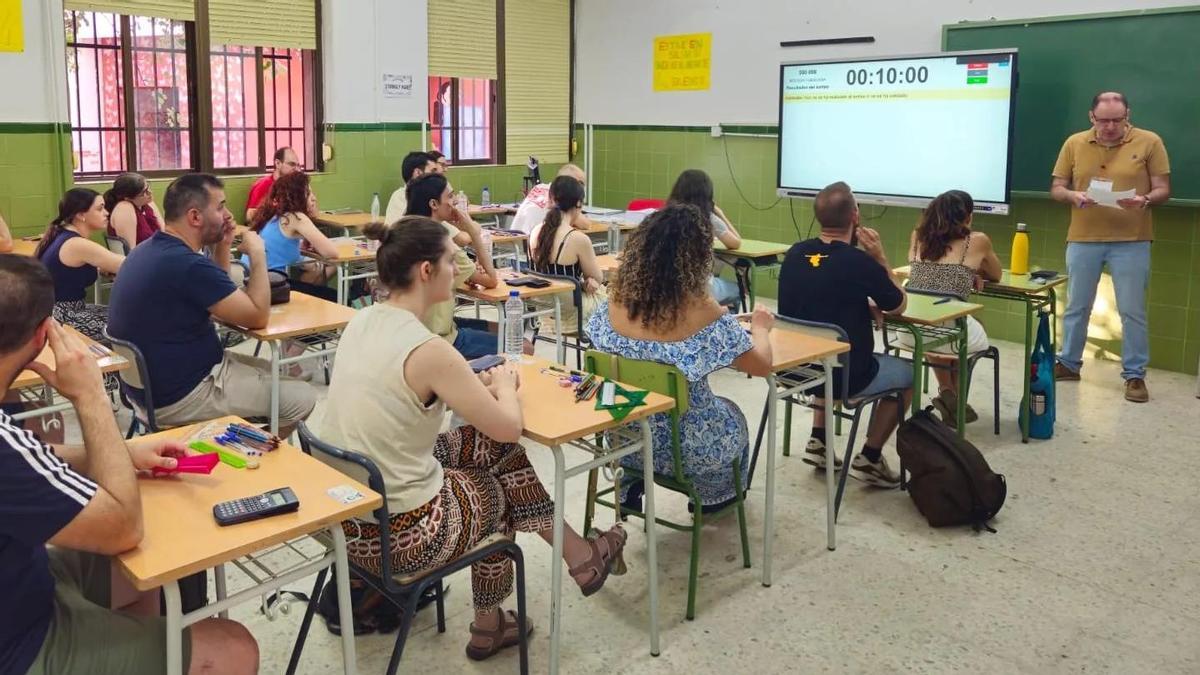 Candidatos se someten a una prueba de oposición de la Junta de Extremadura.