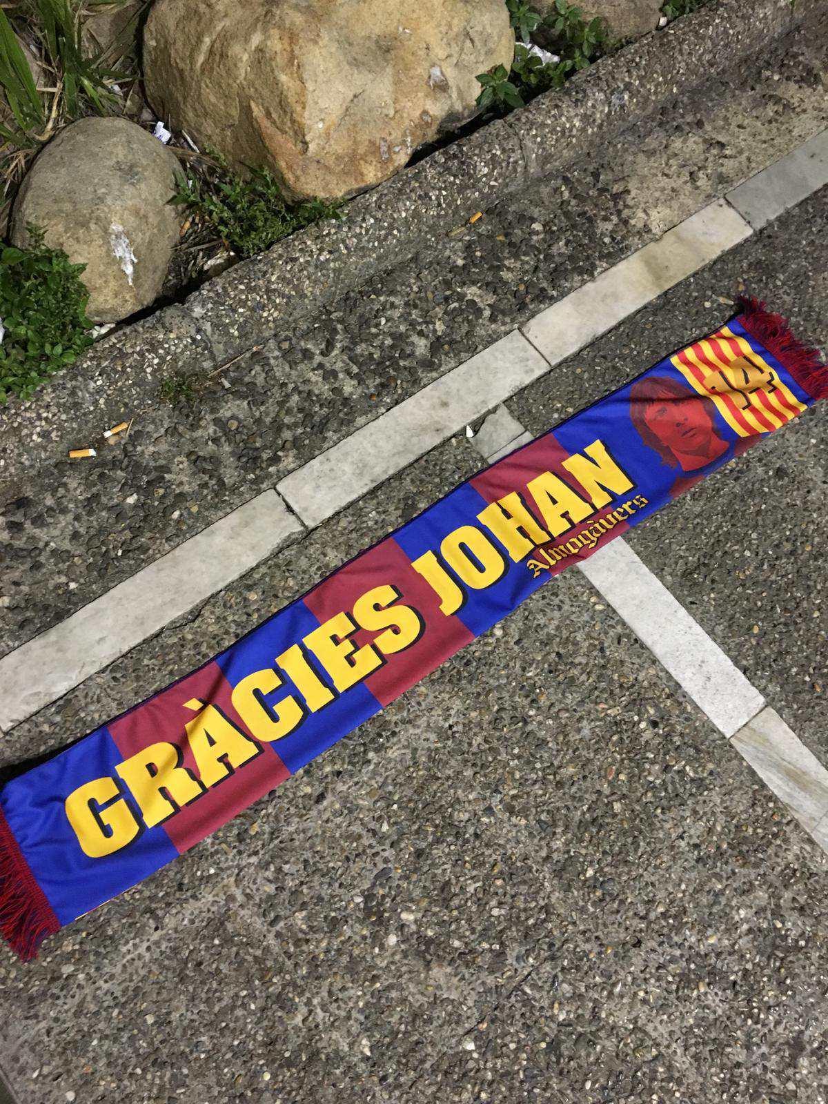 La Penya Almogàvers produjo una bufanda en recuerdo de Johan Cruyff