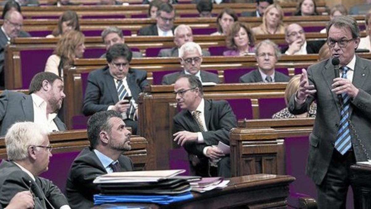 Artur Mas responde al ecosocialista Joan Herrera, ayer, durante la sesión de control al Govern, en el Parlament.