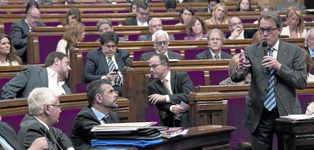 Artur Mas responde al ecosocialista Joan Herrera, ayer, durante la sesión de control al Govern, en el Parlament.