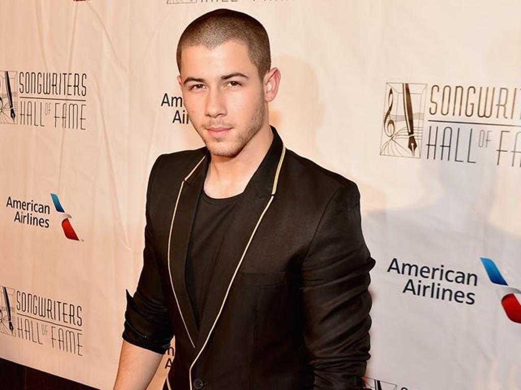 Nick Jonas sube la temperatura con su último videoclip.