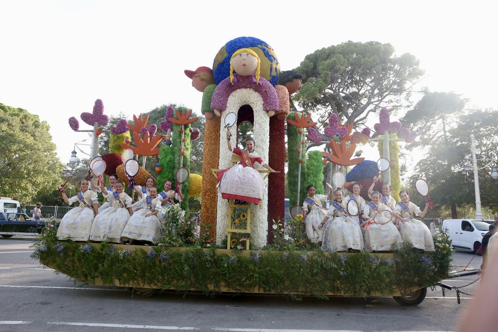 La Batalla de Flores reúne a las falleras de 2022 y 2023