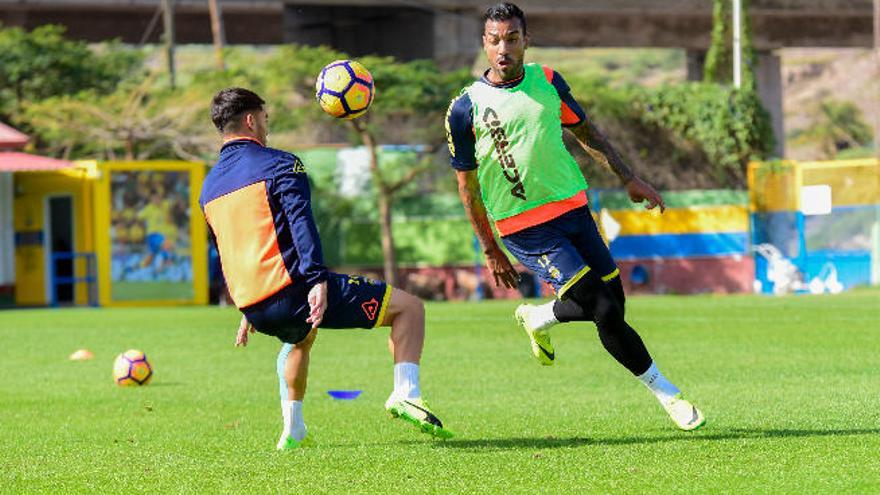 Macedo supera a Tana, ayer, en el entrenamiento en Barranco Seco.