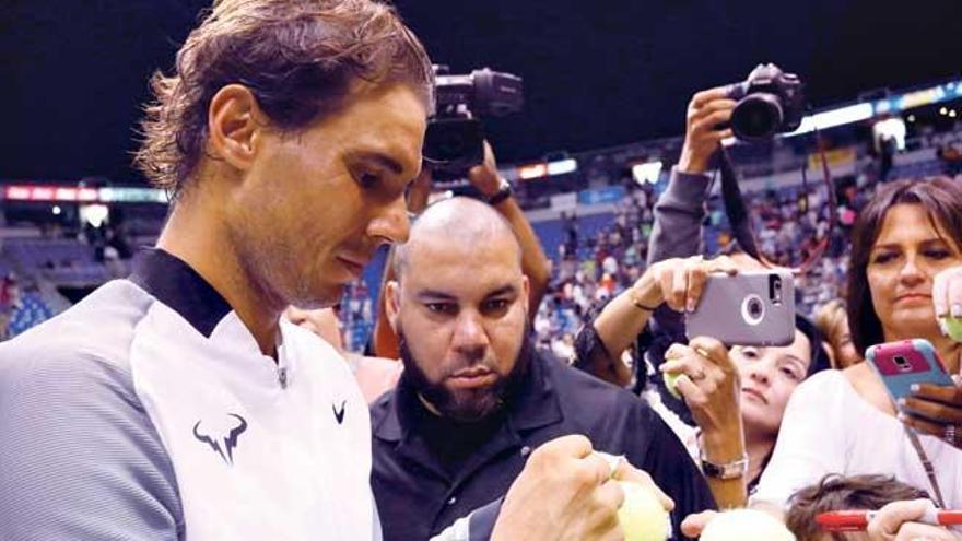 Nadal no paró de firmar autógrafos al final del partido.