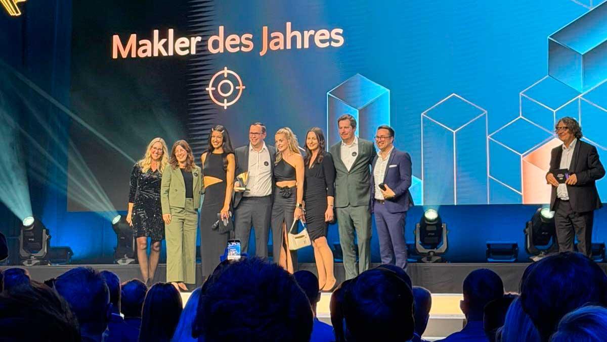 Die Preisträger von Mayer &amp; Dau mit unter anderem Rebecca Mir.