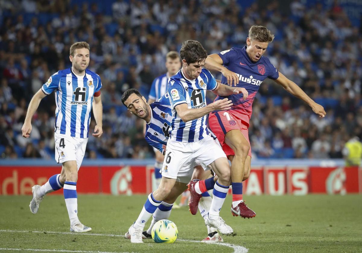 SAN SEBASTIÁN, 22/05/2022.- El centrocampista del Atlético de Madrid Marcos Llorente (d) lucha con Aritz Elustondo, de la Real Sociedad, durante el partido de la jornada 38 de Liga en Primera División que Real Sociedad y Atlético de Madrid disputan hoy domingo en el Reale Arena. EFE/Juan Herrero