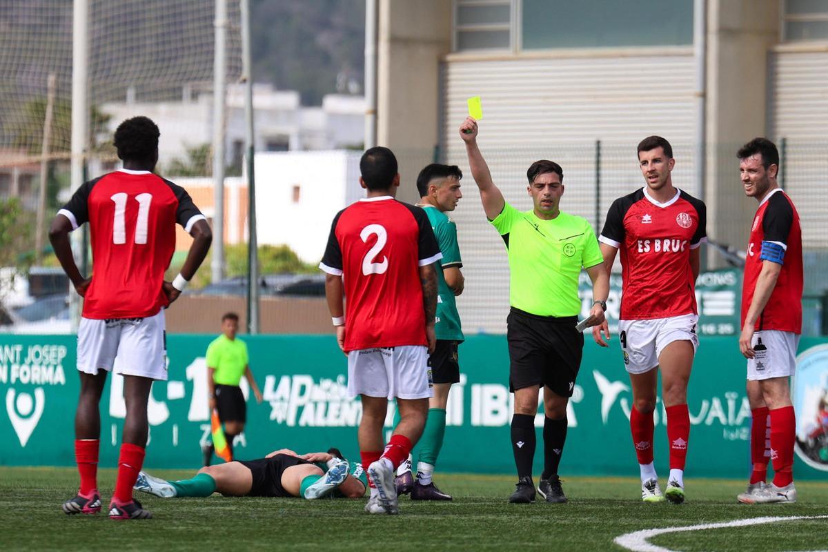 Imágenes de la derrota de la PE Sant Jordi por 1-2 ante el CD Migjorn
