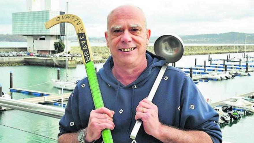 Alejandro Avecilla, con las vistas desde su restaurante, con un ‘stick’ y un cucharón.