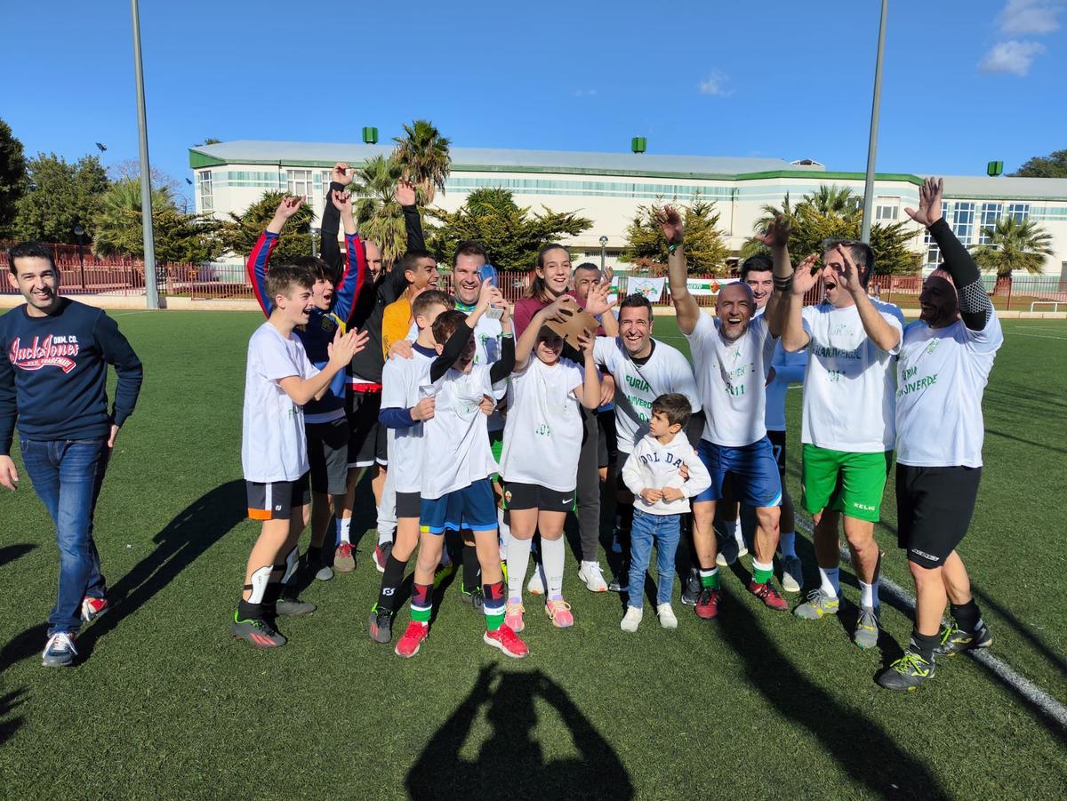 Los componentes de la peña &quot;Furia Franjiverde&quot; celebran el triunfo