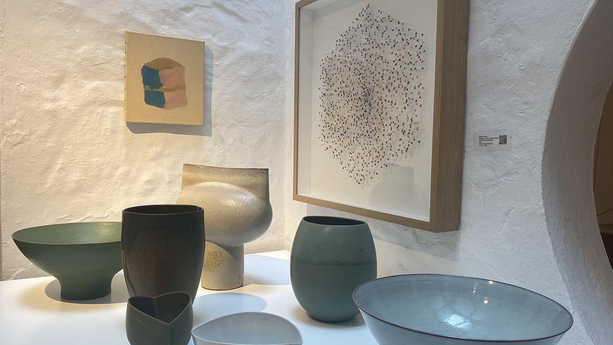 La artesanía contemporánea, como la cerámica, convive con el arte conceptual y forma parte de la identidad creativa de la isla.
