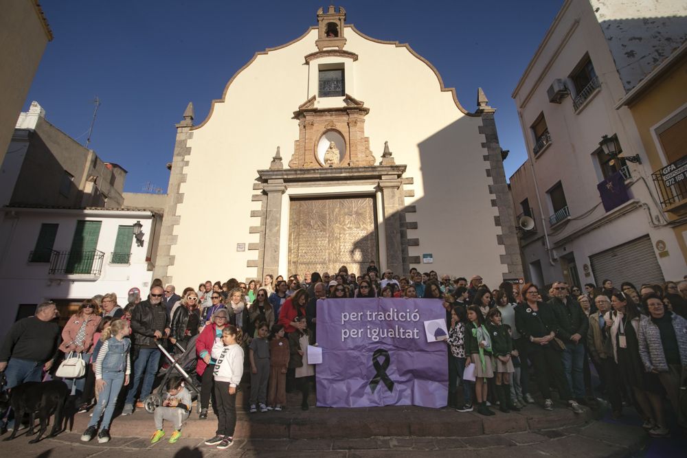 Protesta en la Ermita de la Sang de Sagunt para que las mujeres puedan formar parte de la cofradía