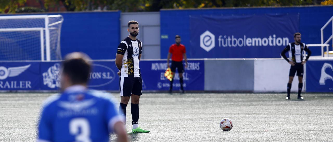 Los jugadores del At. Ranillas y del Utebo durante el parón en su partido de Primera Regional