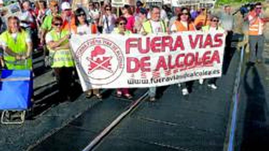 Vecinos de Alcolea reclaman en la calle la retirada de las vías del tren