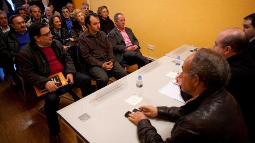 Manuel Peña, Juan Vega y Pablo Sánchez Lorda, ayer, en la reunión mantenida con los colectivos vecinales.