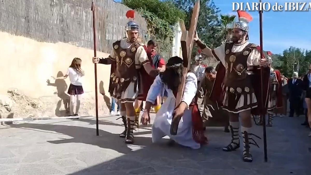 Semana Santa en Ibiza: Así ha sido el Vía Crucis de Cristo en Santa Eulària