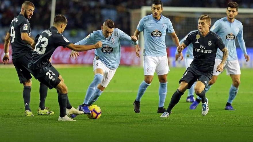 Aspas conduce el balón ante Reguilón y Kroos. // Ricardo Grobas