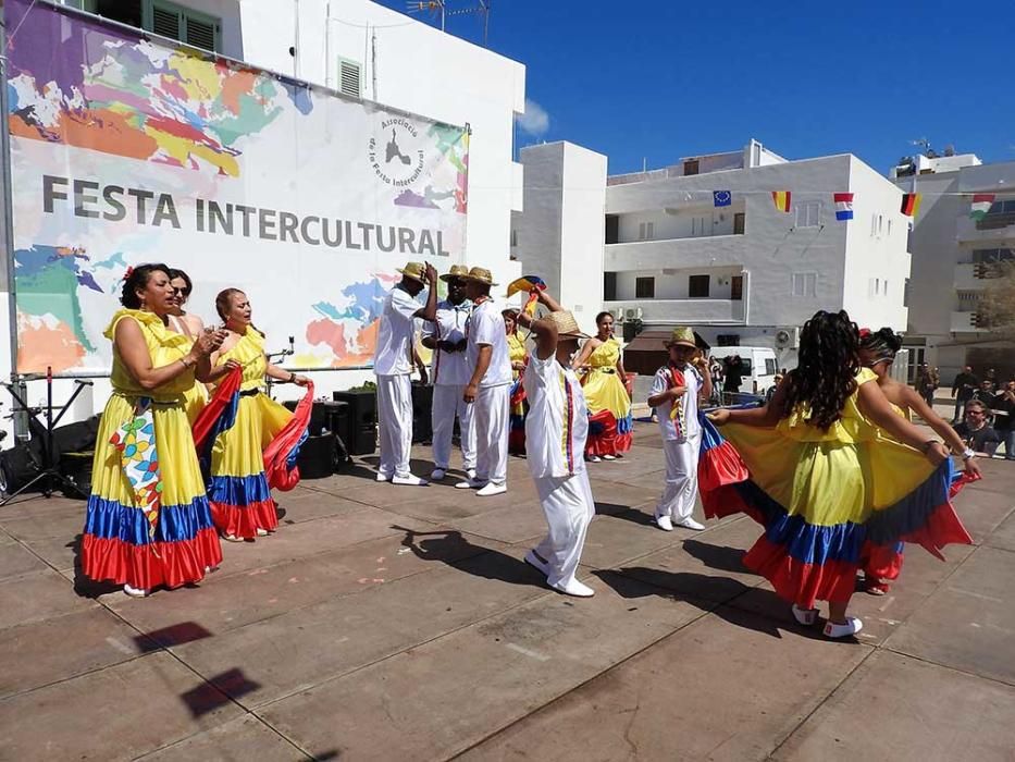 Más de 1.000 personas participan en la Fiesta Intercultural de Formentera que reunió a los residentes en la plaza de Europa en es Pujols.