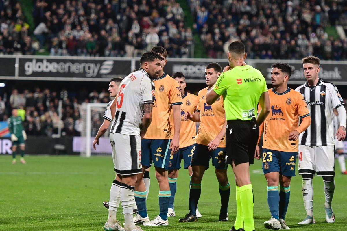 Alberto protesta al colegiado Salvador Lax.